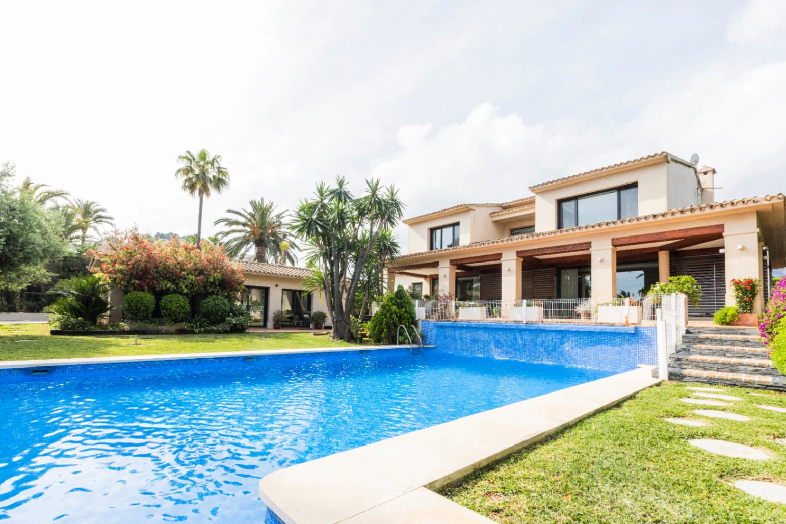 Villa exclusiva de estilo mediterráneo en primera línea en la Marineta Cassiana, Dénia