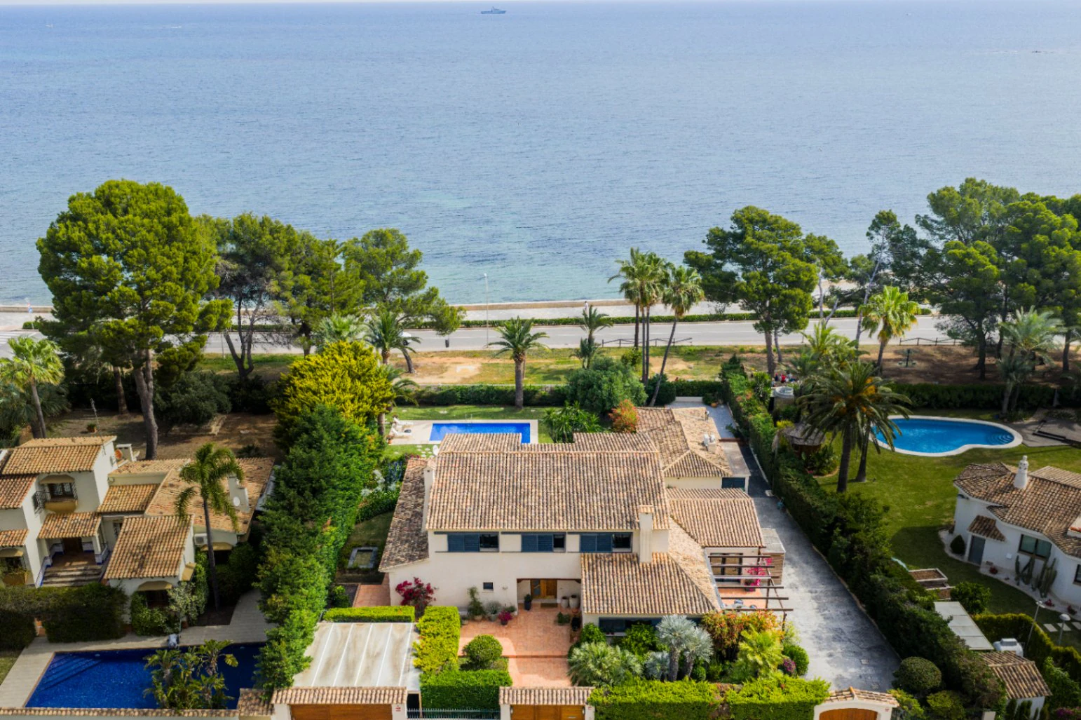 Villa exclusiva de estilo mediterráneo en primera línea en la Marineta Cassiana, Dénia