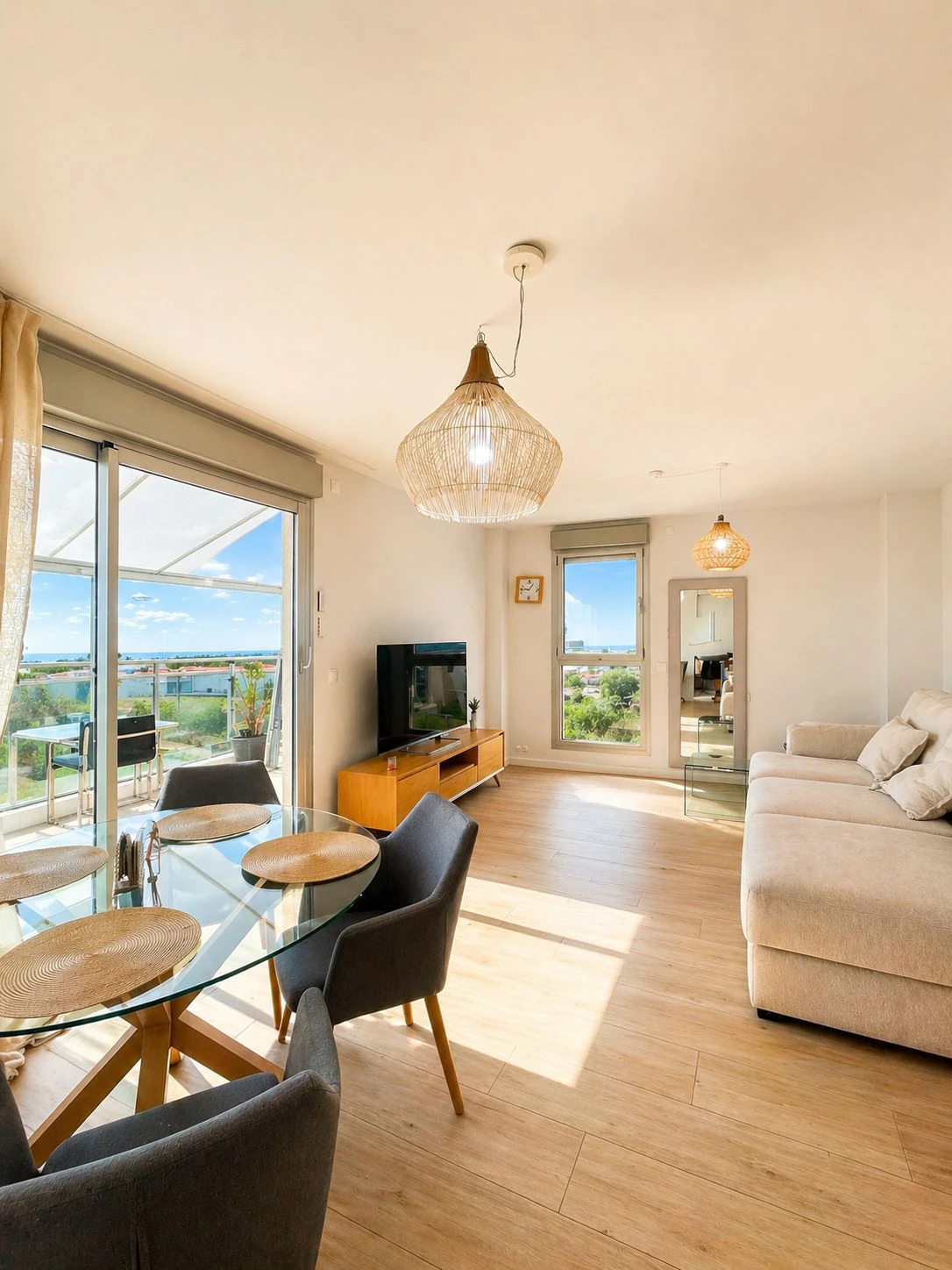 Ático de 4 dormitorios con terraza, solárium y vistas al mar en Marina Real II
