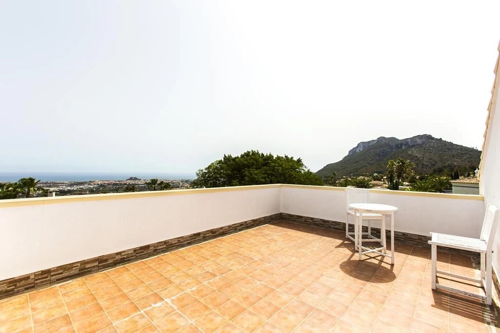 Villa con vistas al mar y acceso al parque natural del Montgó