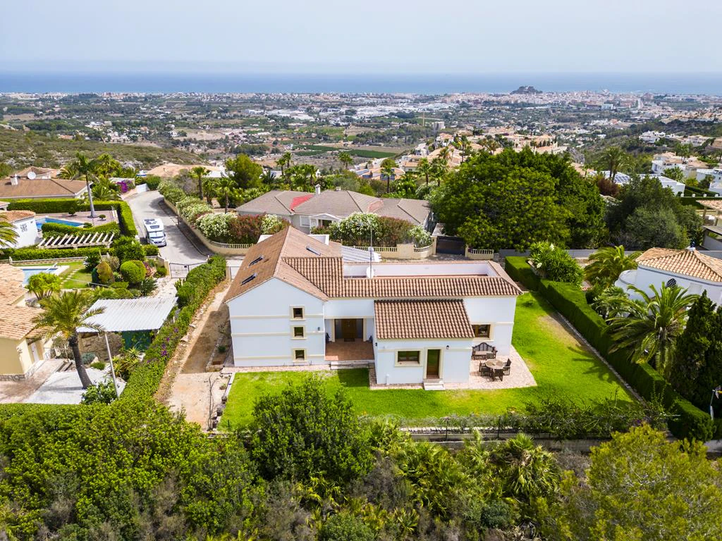 Villa con vistas al mar y acceso al parque natural del Montgó