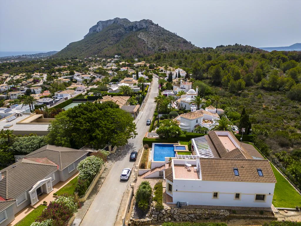 Villa con vistas al mar y acceso al parque natural del Montgó