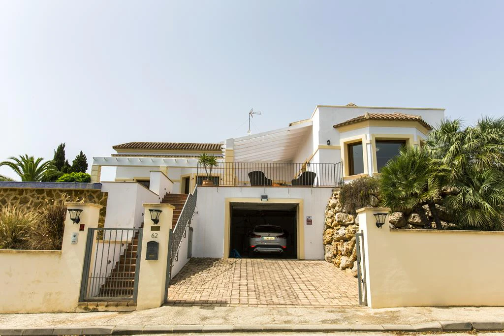 Villa con vistas al mar y acceso al parque natural del Montgó