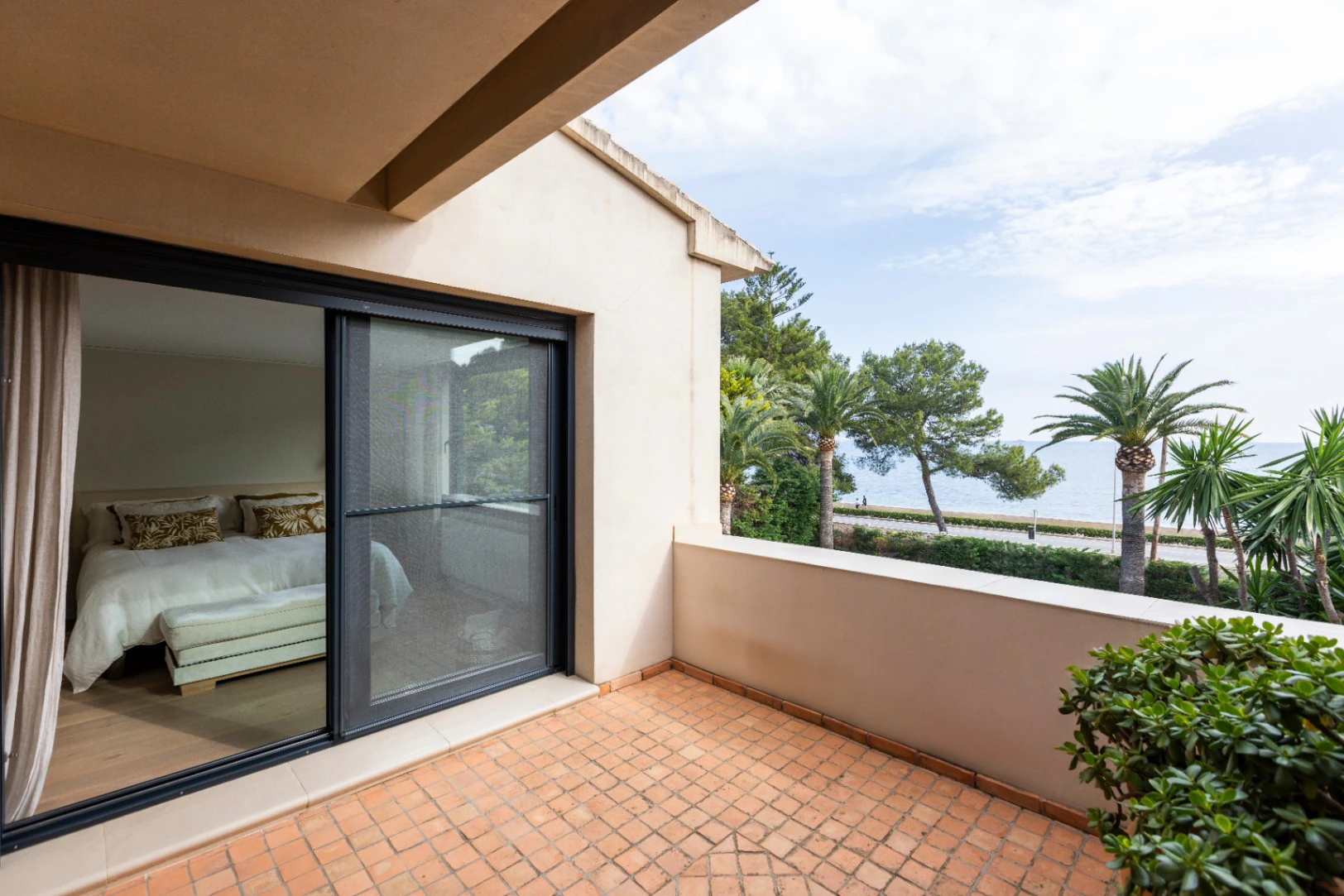 Villa exclusiva de estilo mediterráneo en primera línea en la Marineta Cassiana, Dénia