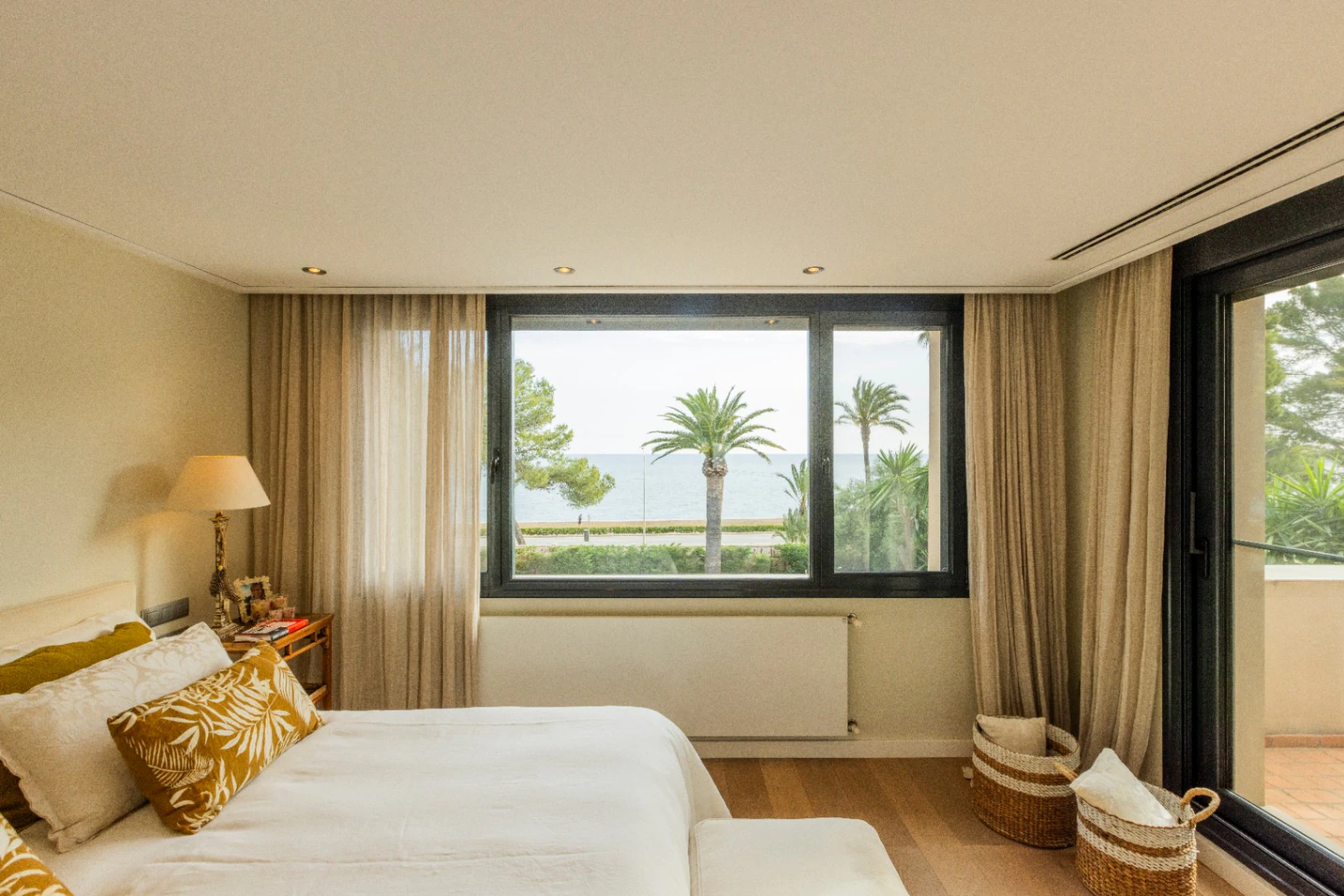 Villa exclusiva de estilo mediterráneo en primera línea en la Marineta Cassiana, Dénia
