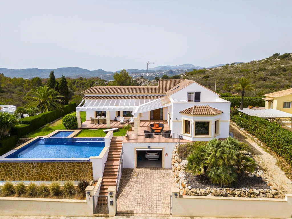 Villa con vistas al mar y acceso al parque natural del Montgó