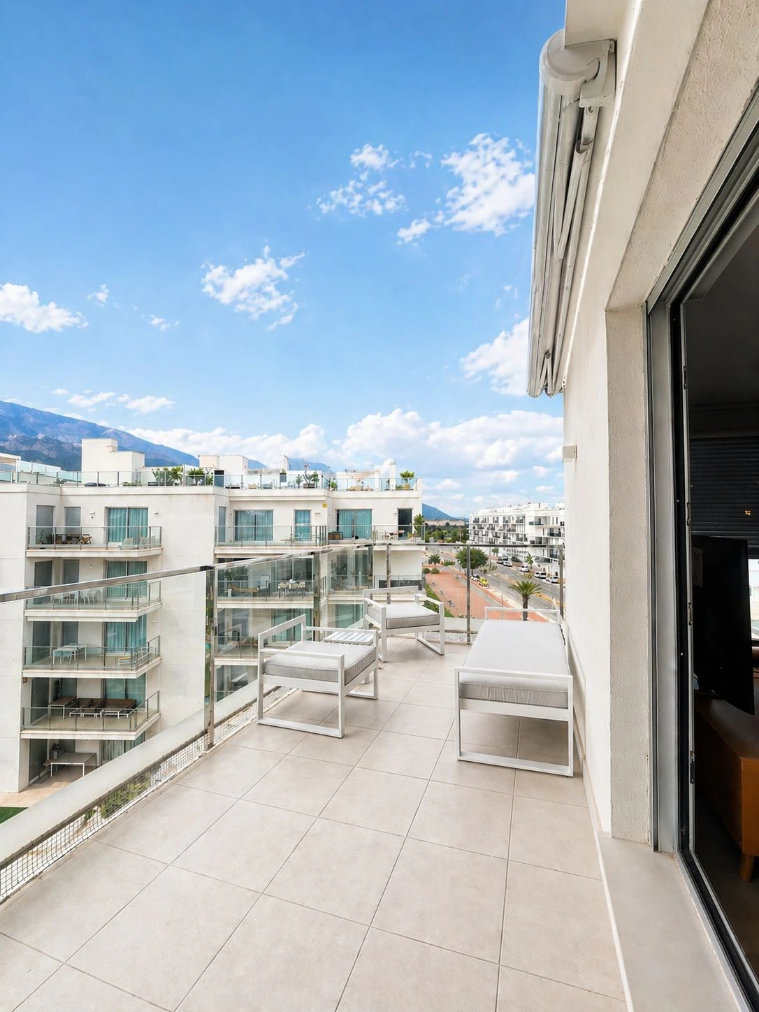 Ático de 4 dormitorios con terraza, solárium y vistas al mar en Marina Real II