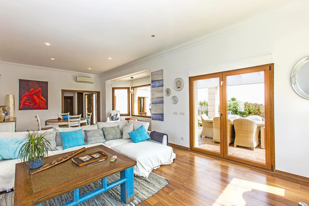 Villa con vistas al mar y acceso al parque natural del Montgó