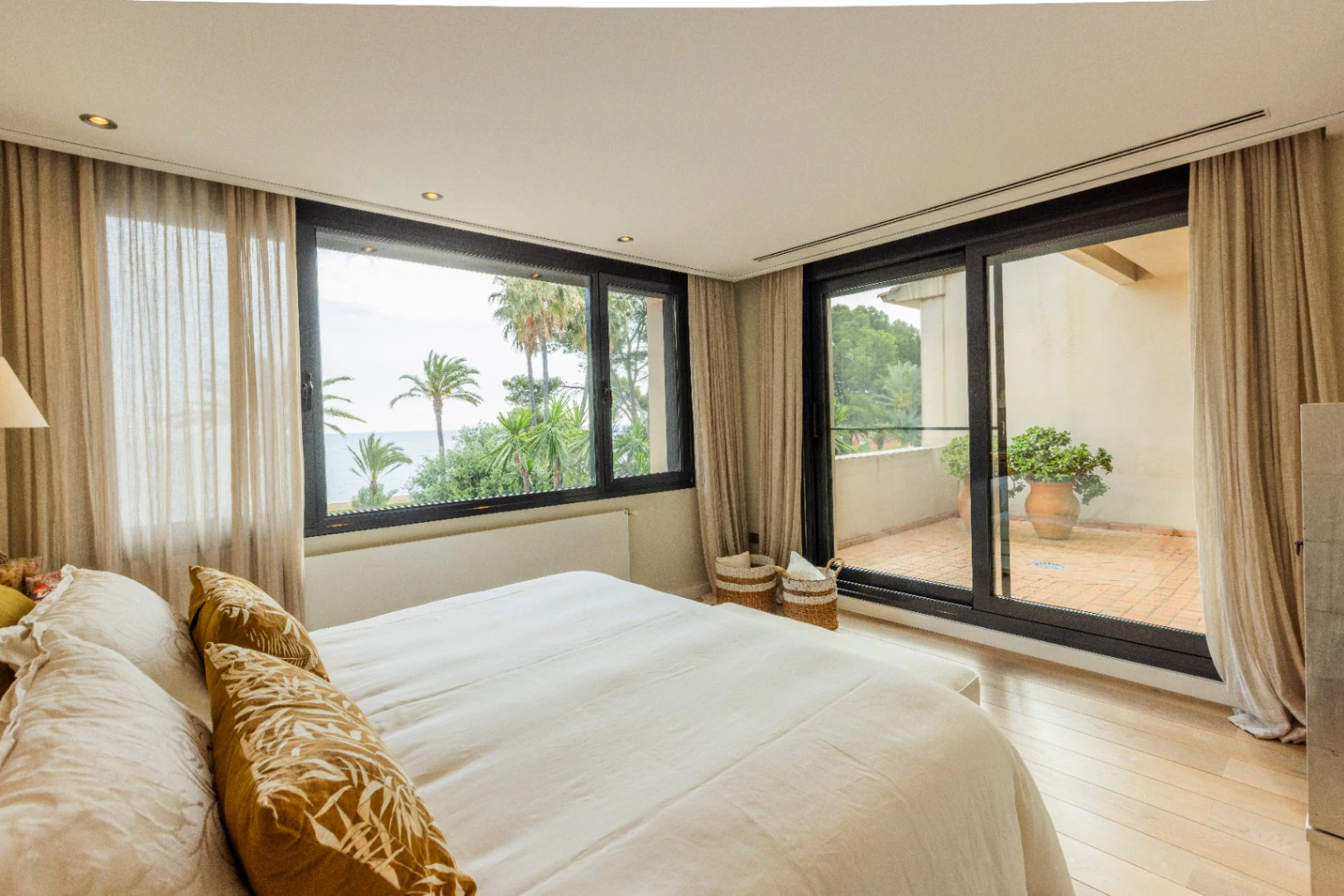 Villa exclusiva de estilo mediterráneo en primera línea en la Marineta Cassiana, Dénia