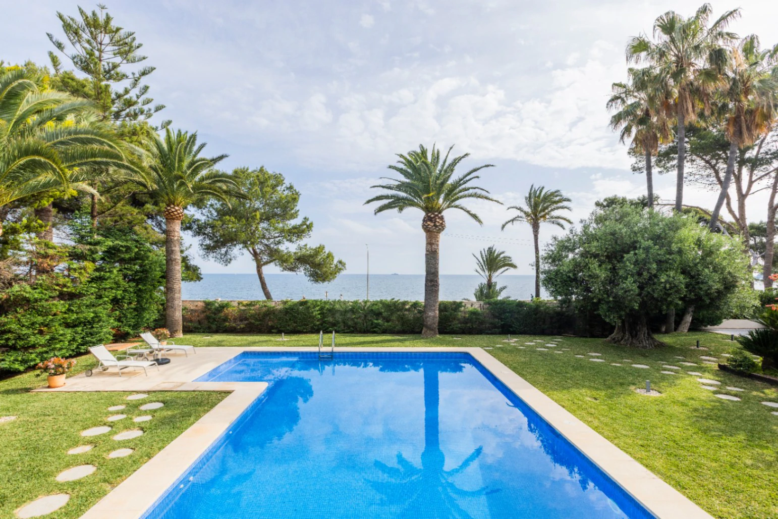 Villa exclusiva de estilo mediterráneo en primera línea en la Marineta Cassiana, Dénia