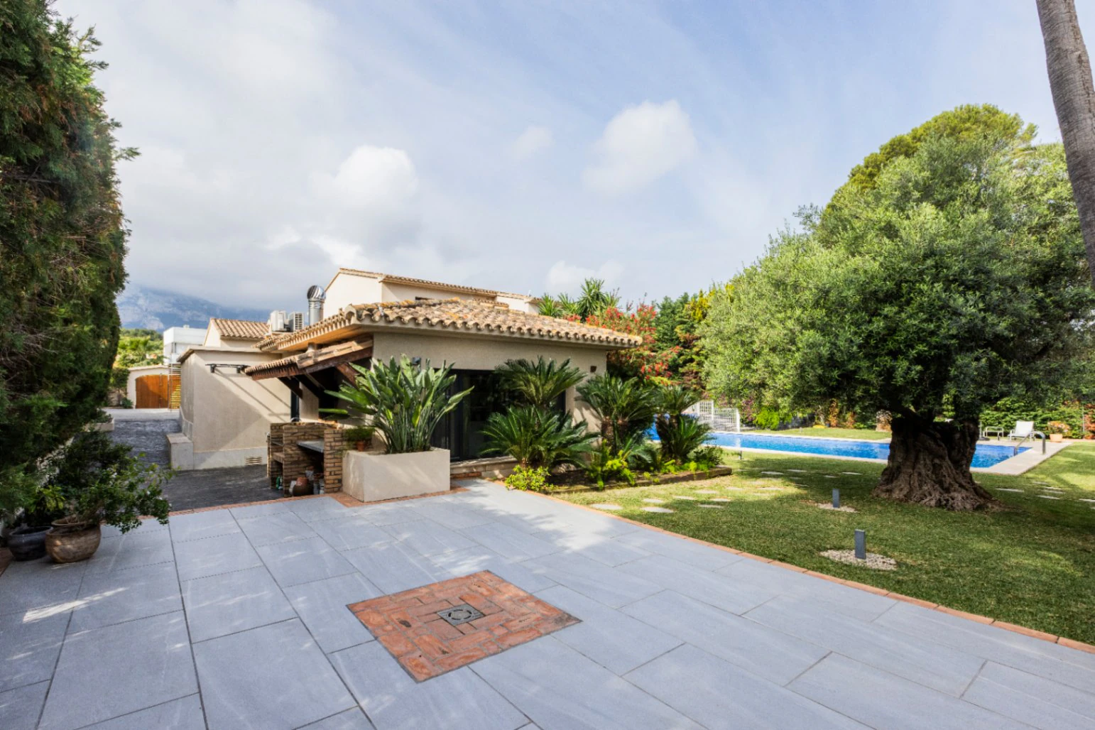 Villa exclusiva de estilo mediterráneo en primera línea en la Marineta Cassiana, Dénia