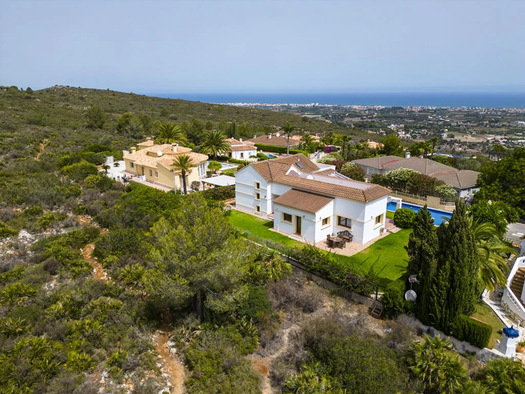 Villa con vistas al mar y acceso al parque natural del Montgó