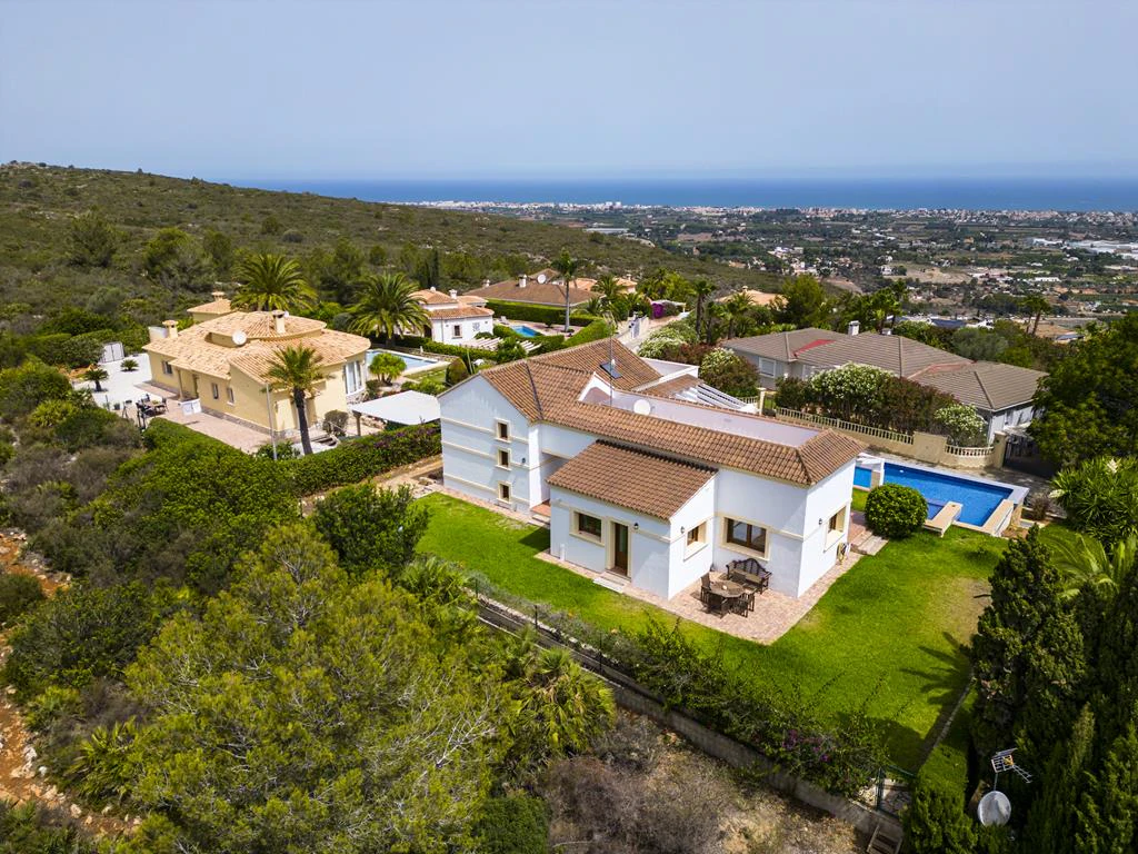 Villa con vistas al mar y acceso al parque natural del Montgó