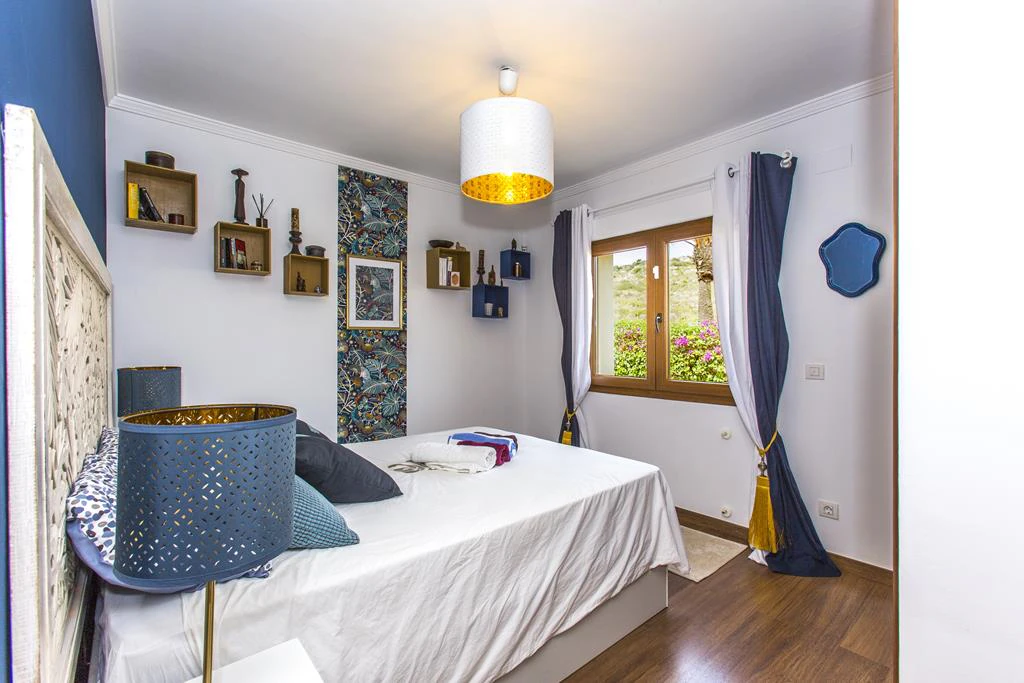 Villa con vistas al mar y acceso al parque natural del Montgó