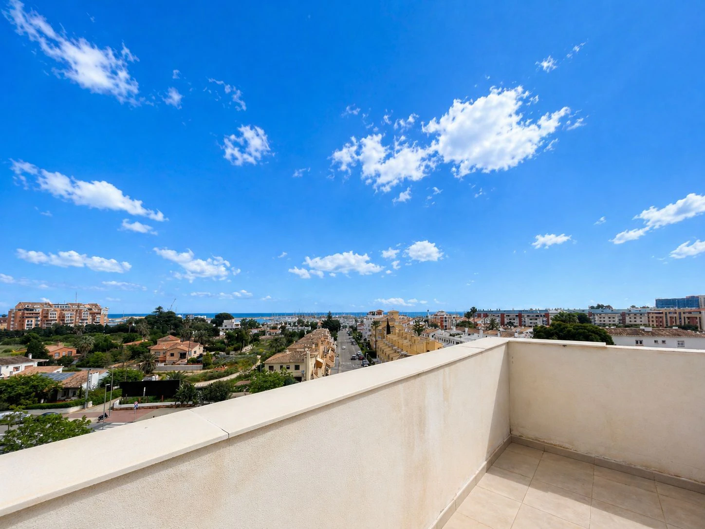 Ático de 4 dormitorios con terraza, solárium y vistas al mar en Marina Real II