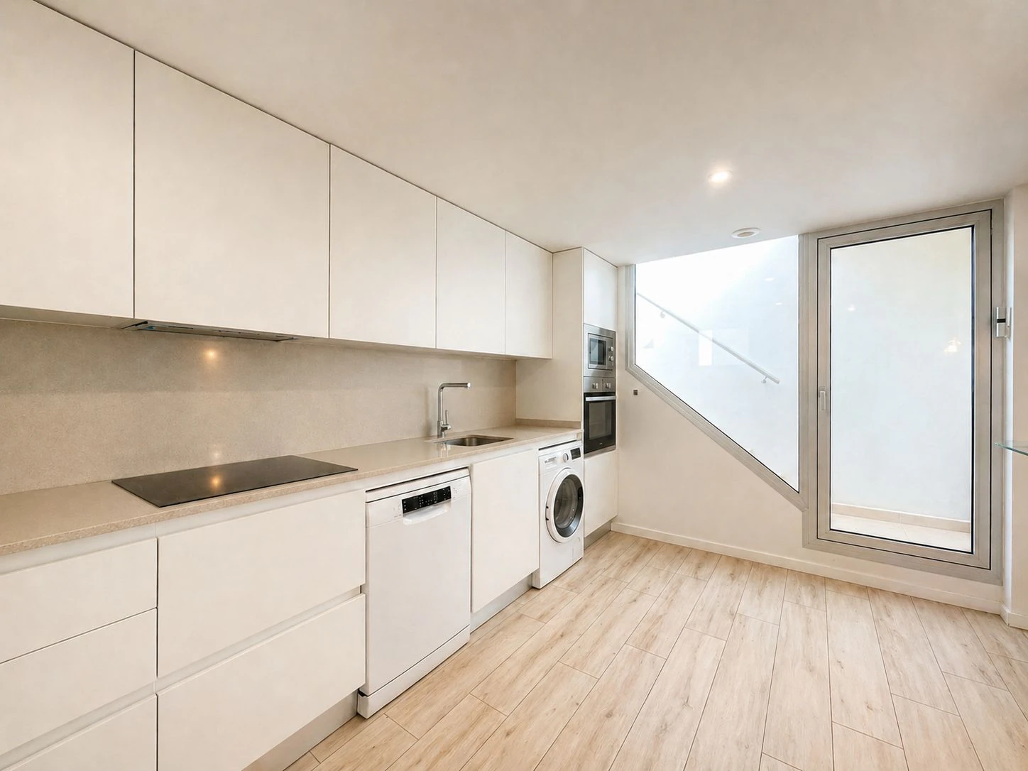 Ático de 4 dormitorios con terraza, solárium y vistas al mar en Marina Real II