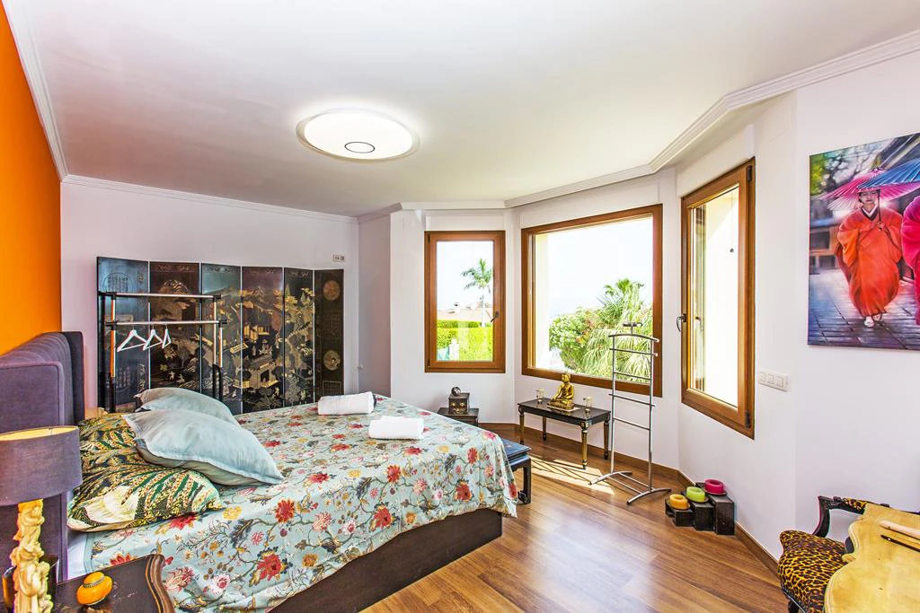 Villa con vistas al mar y acceso al parque natural del Montgó