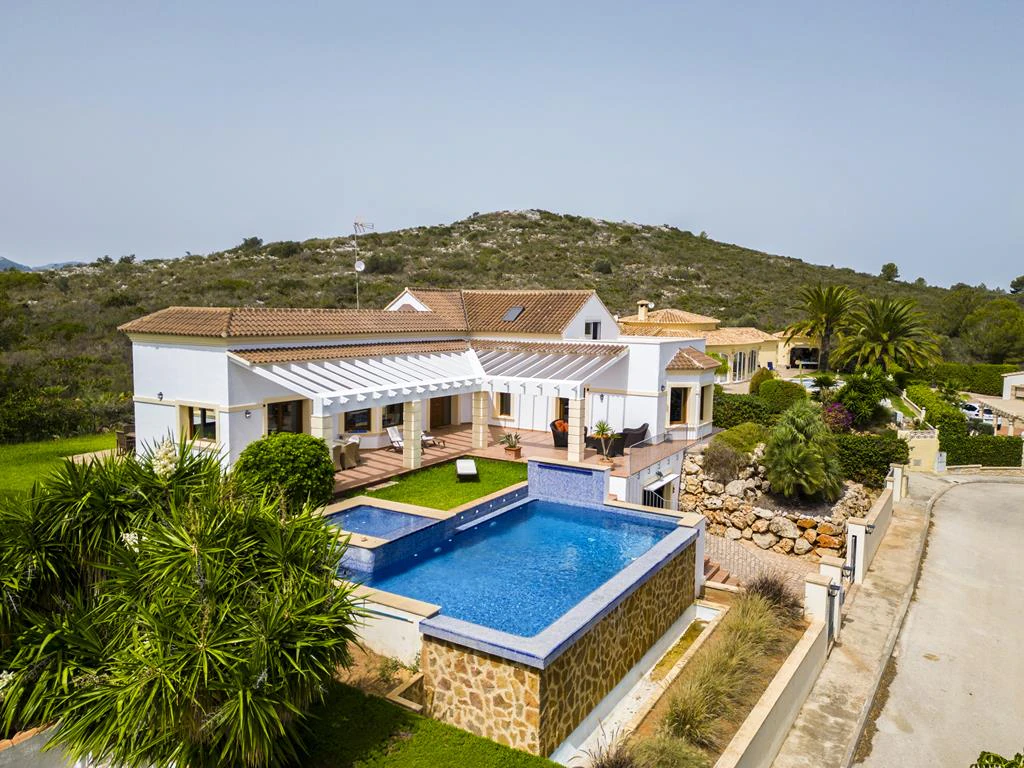 Villa con vistas al mar y acceso al parque natural del Montgó