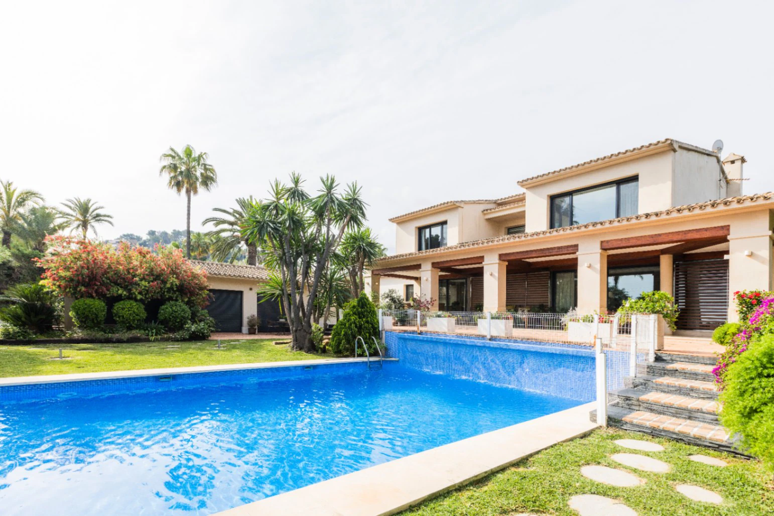Villa exclusiva de estilo mediterráneo en primera línea en la Marineta Cassiana, Dénia