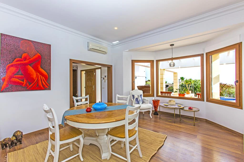 Villa con vistas al mar y acceso al parque natural del Montgó