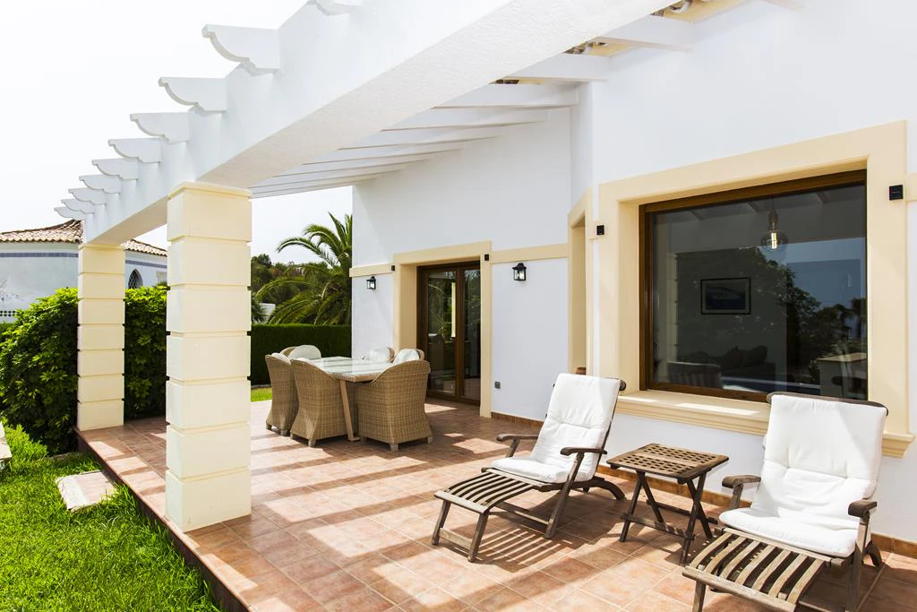 Villa con vistas al mar y acceso al parque natural del Montgó
