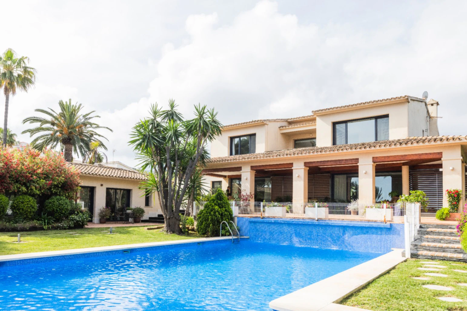 Villa exclusiva de estilo mediterráneo en primera línea en la Marineta Cassiana, Dénia