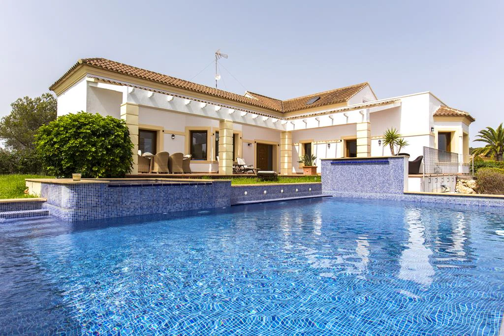Villa con vistas al mar y acceso al parque natural del Montgó