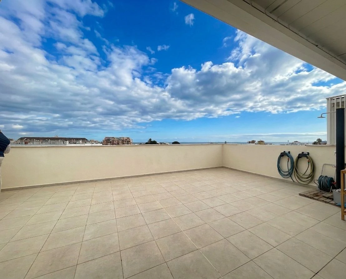 Ático de 4 dormitorios con terraza, solárium y vistas al mar en Marina Real II