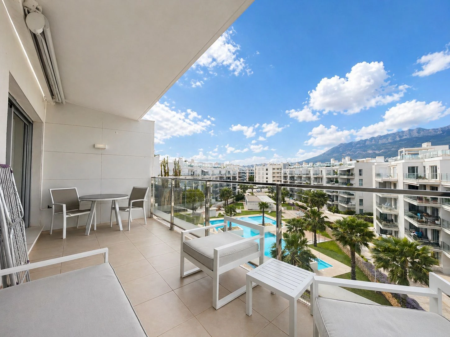 Ático de 4 dormitorios con terraza, solárium y vistas al mar en Marina Real II