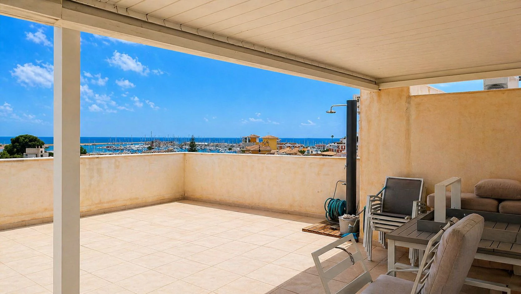 Ático de 4 dormitorios con terraza, solárium y vistas al mar en Marina Real II