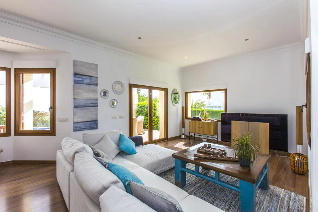 Villa con vistas al mar y acceso al parque natural del Montgó