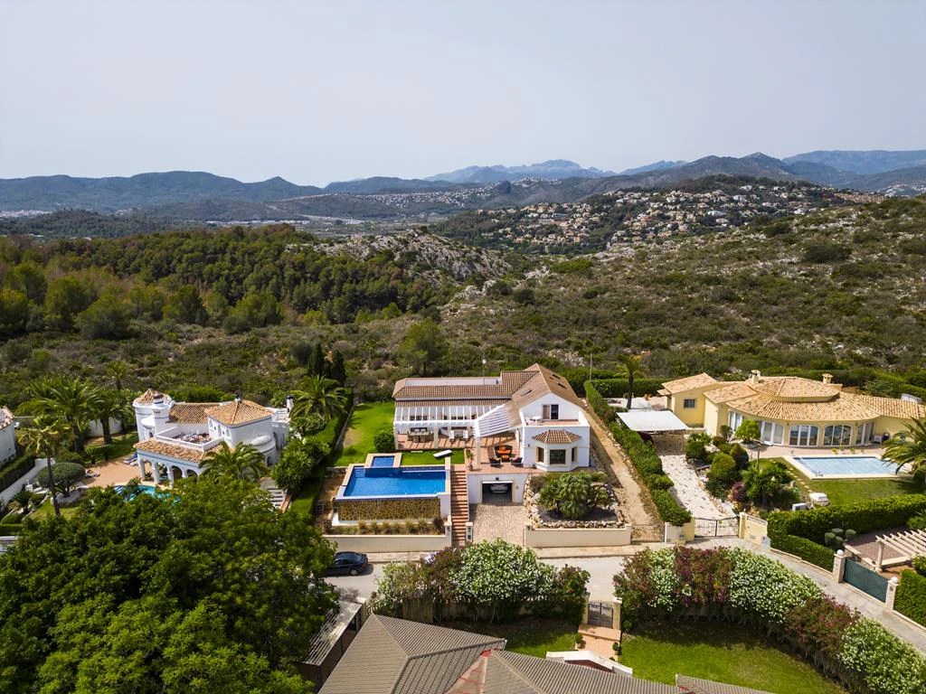 Villa con vistas al mar y acceso al parque natural del Montgó