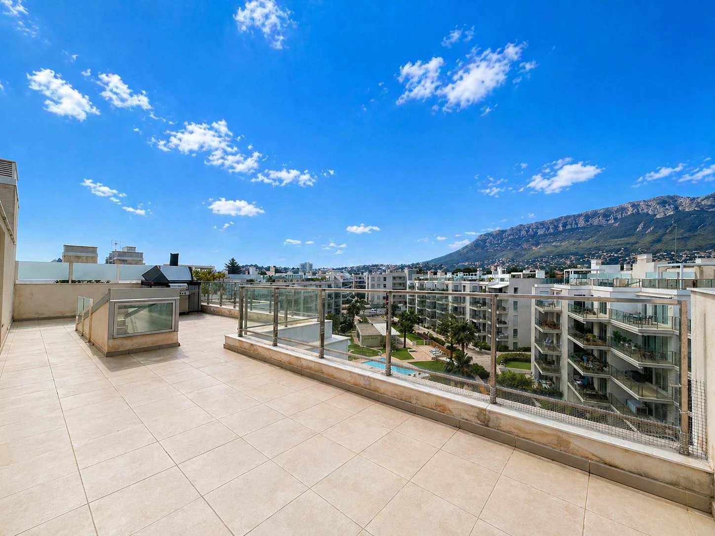 Ático de 4 dormitorios con terraza, solárium y vistas al mar en Marina Real II