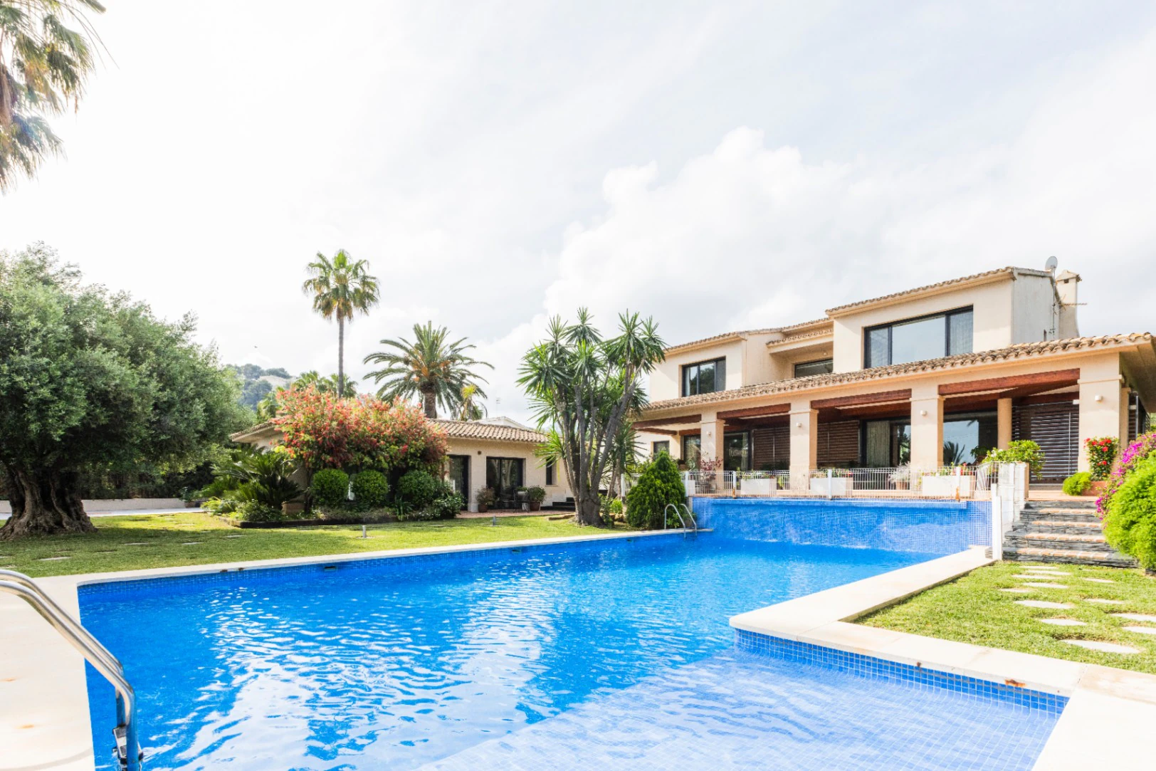 Villa exclusiva de estilo mediterráneo en primera línea en la Marineta Cassiana, Dénia
