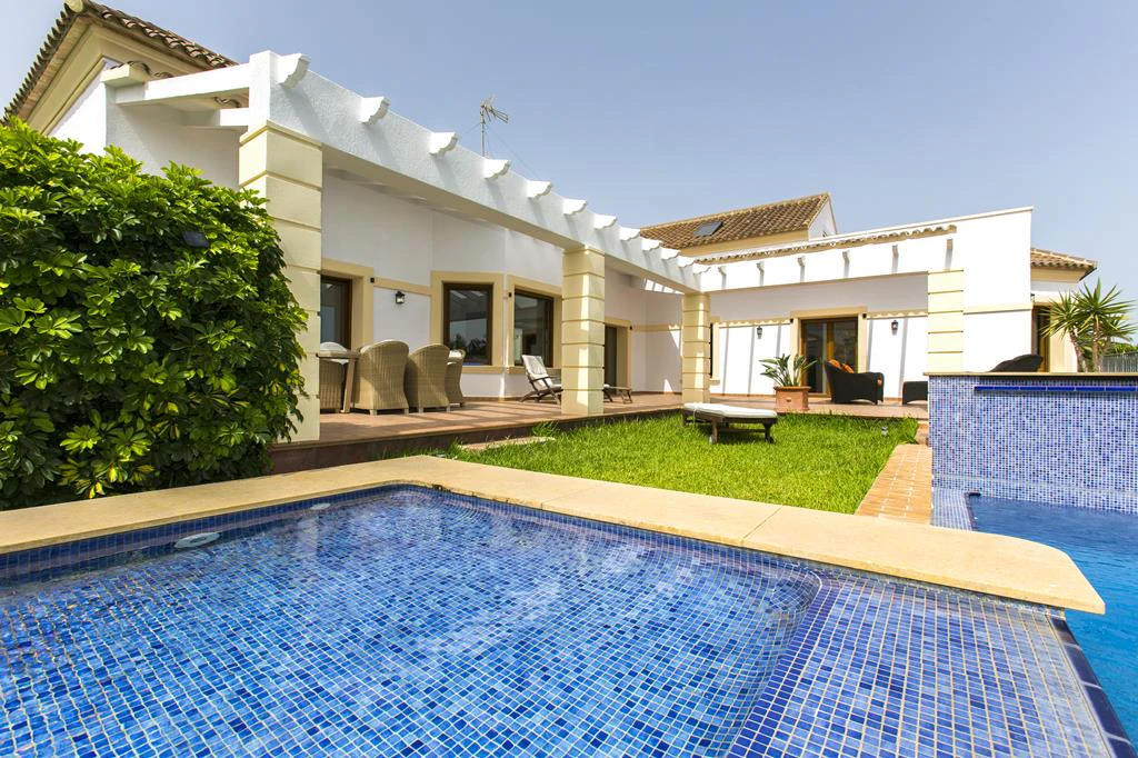 Villa con vistas al mar y acceso al parque natural del Montgó