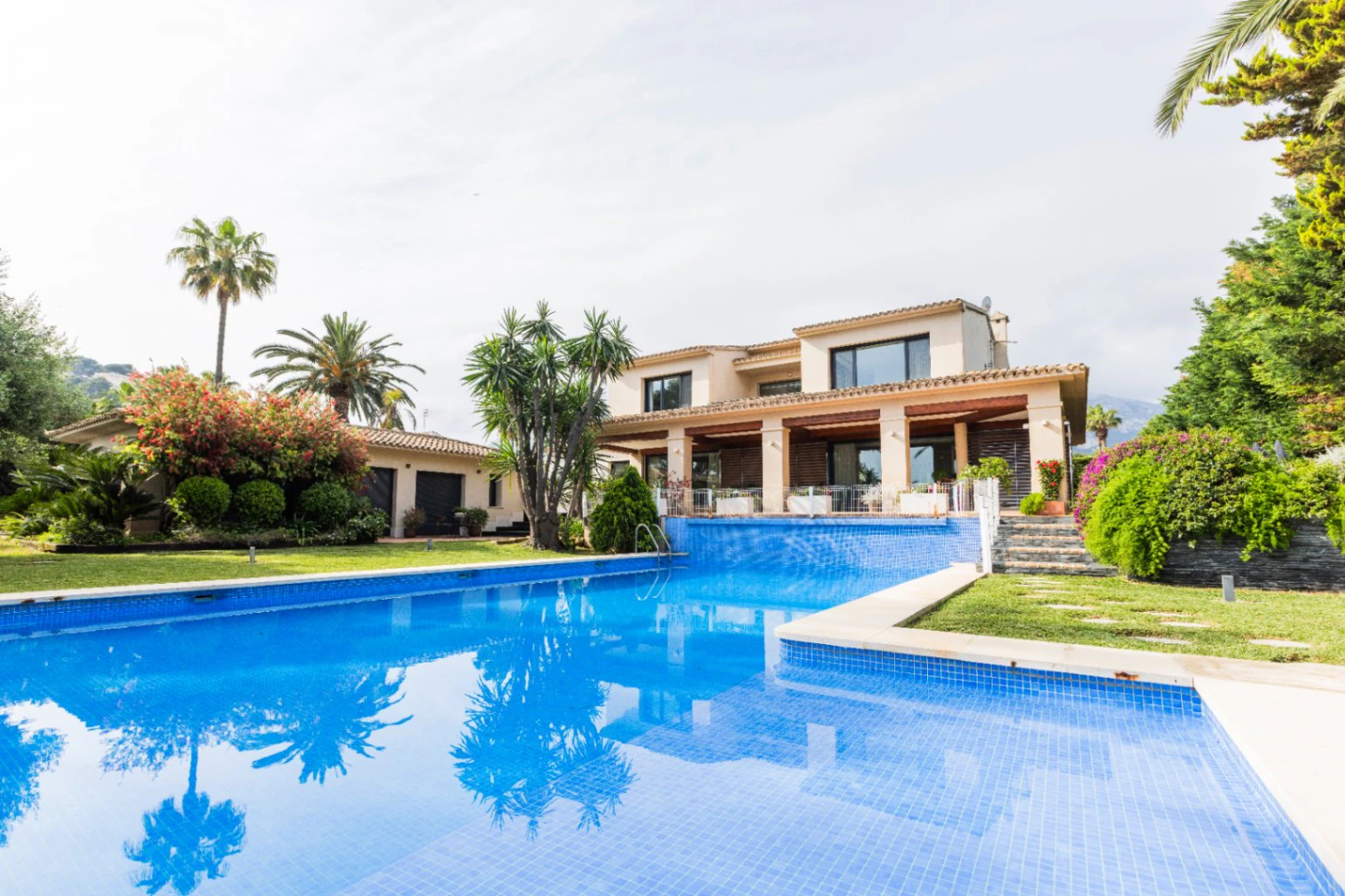 Villa exclusiva de estilo mediterráneo en primera línea en la Marineta Cassiana, Dénia