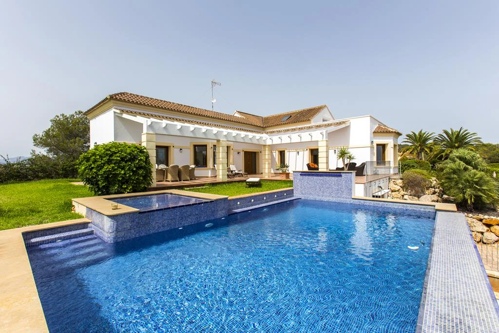 Villa con vistas al mar y acceso al parque natural del Montgó