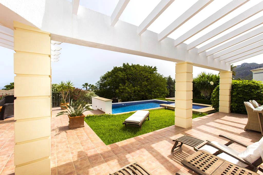 Villa con vistas al mar y acceso al parque natural del Montgó
