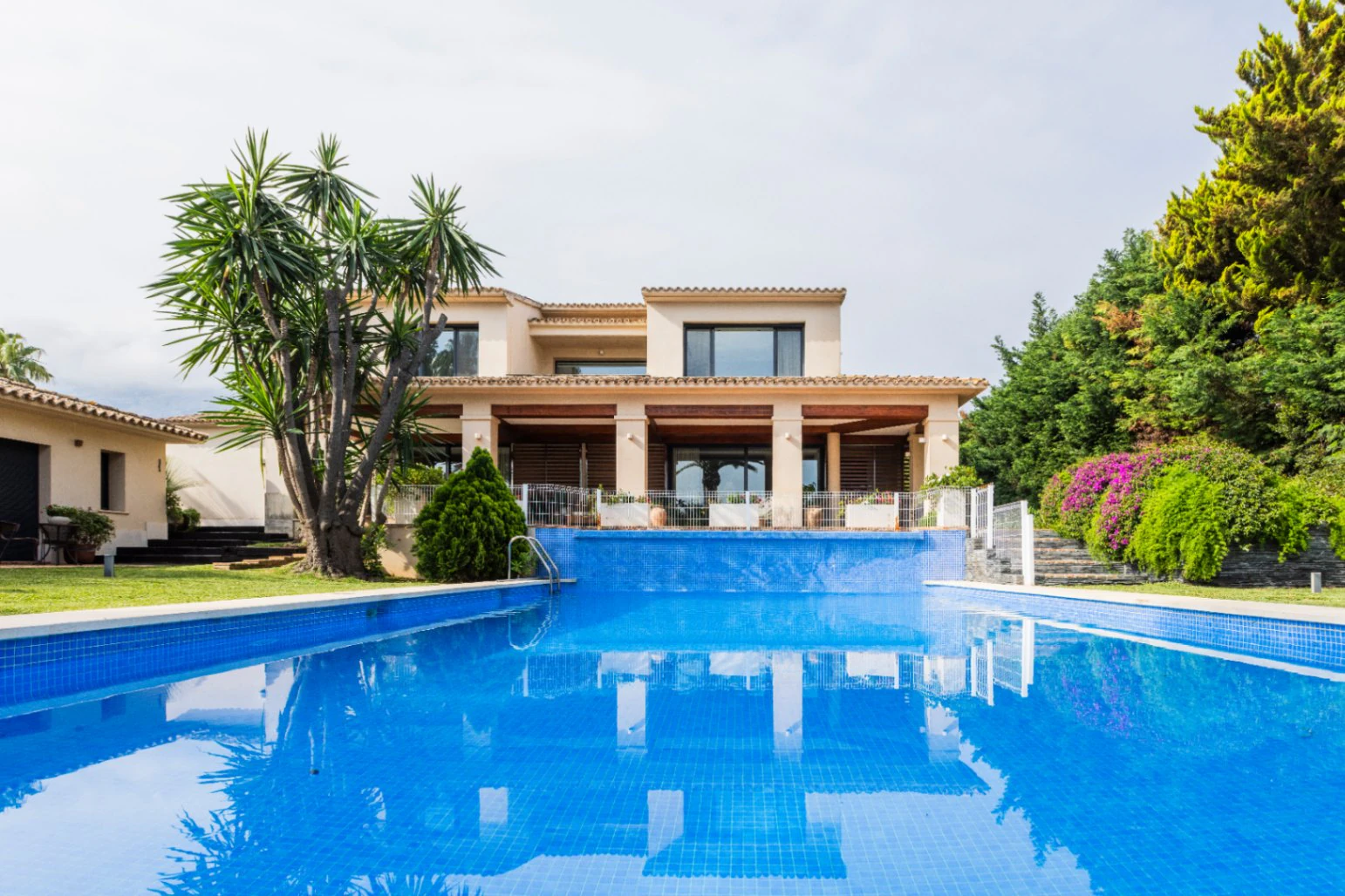 Villa exclusiva de estilo mediterráneo en primera línea en la Marineta Cassiana, Dénia