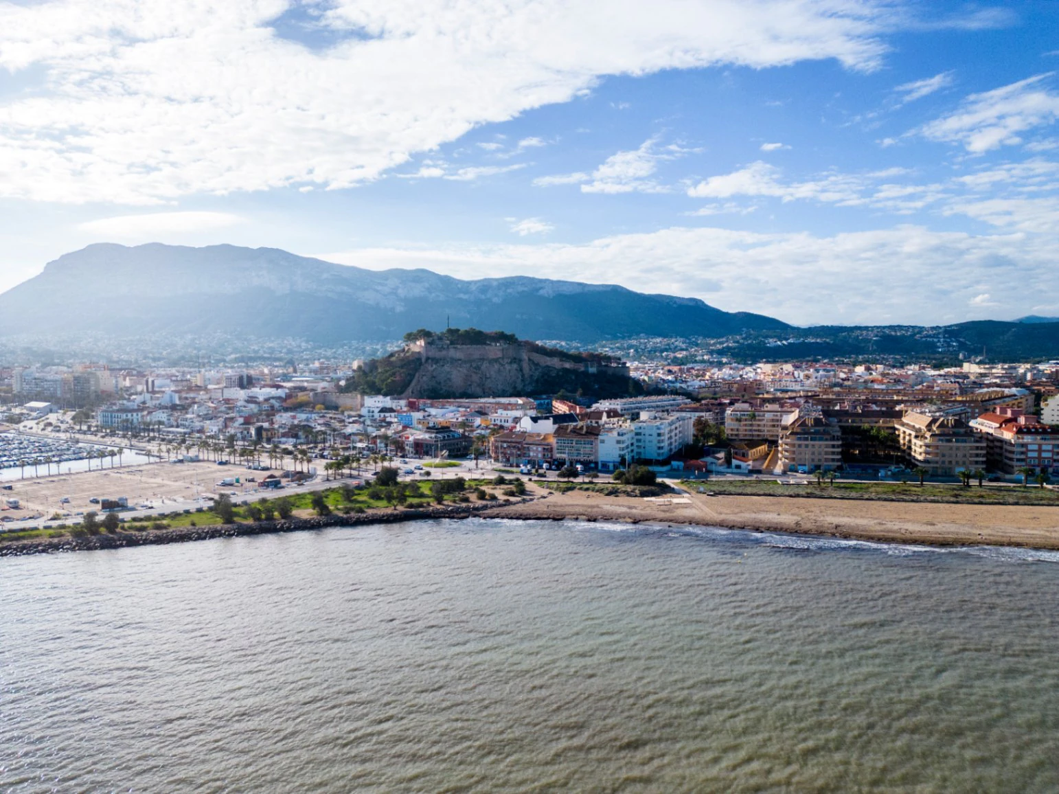 Ático Dúplex de 180 m² con Piscina Privada y Vistas Panorámicas al Mar y al Puerto de Dénia