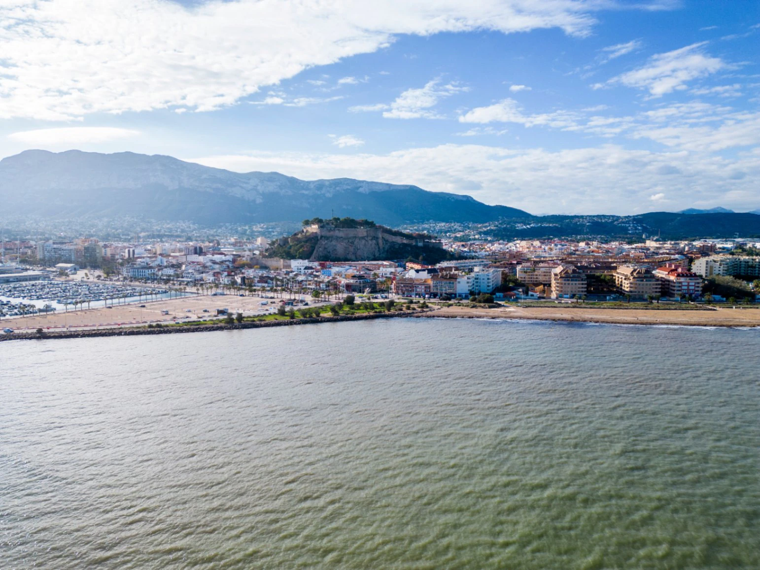 Ático Dúplex de 180 m² con Piscina Privada y Vistas Panorámicas al Mar y al Puerto de Dénia