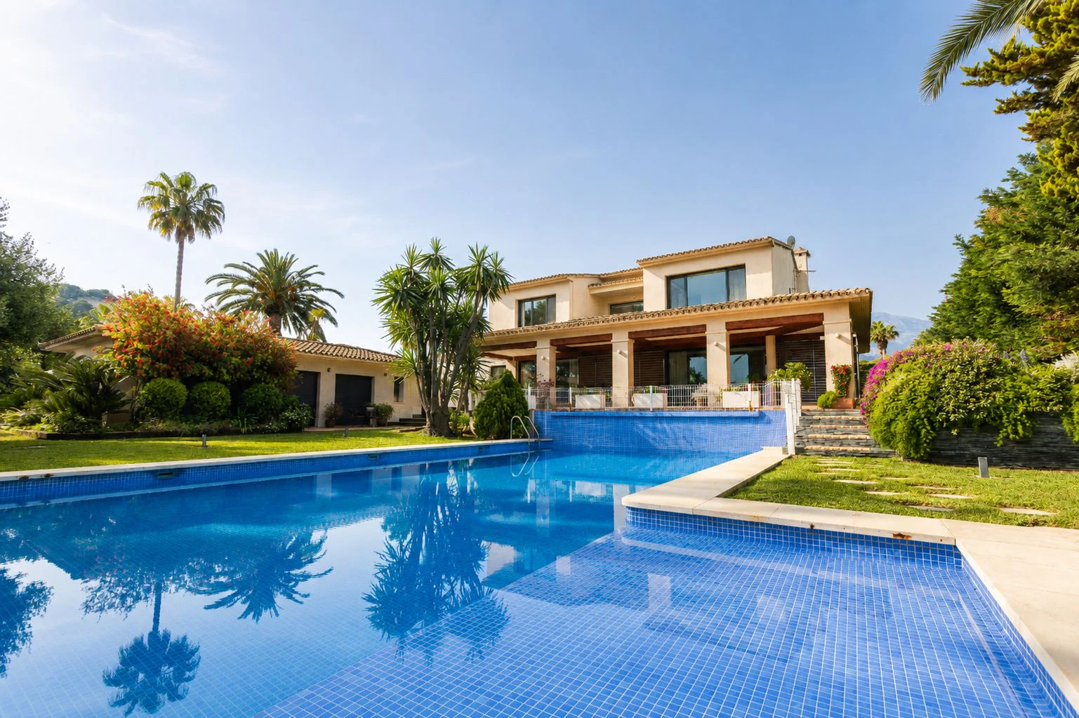Villa exclusiva de estilo mediterráneo en primera línea en la Marineta Cassiana, Dénia
