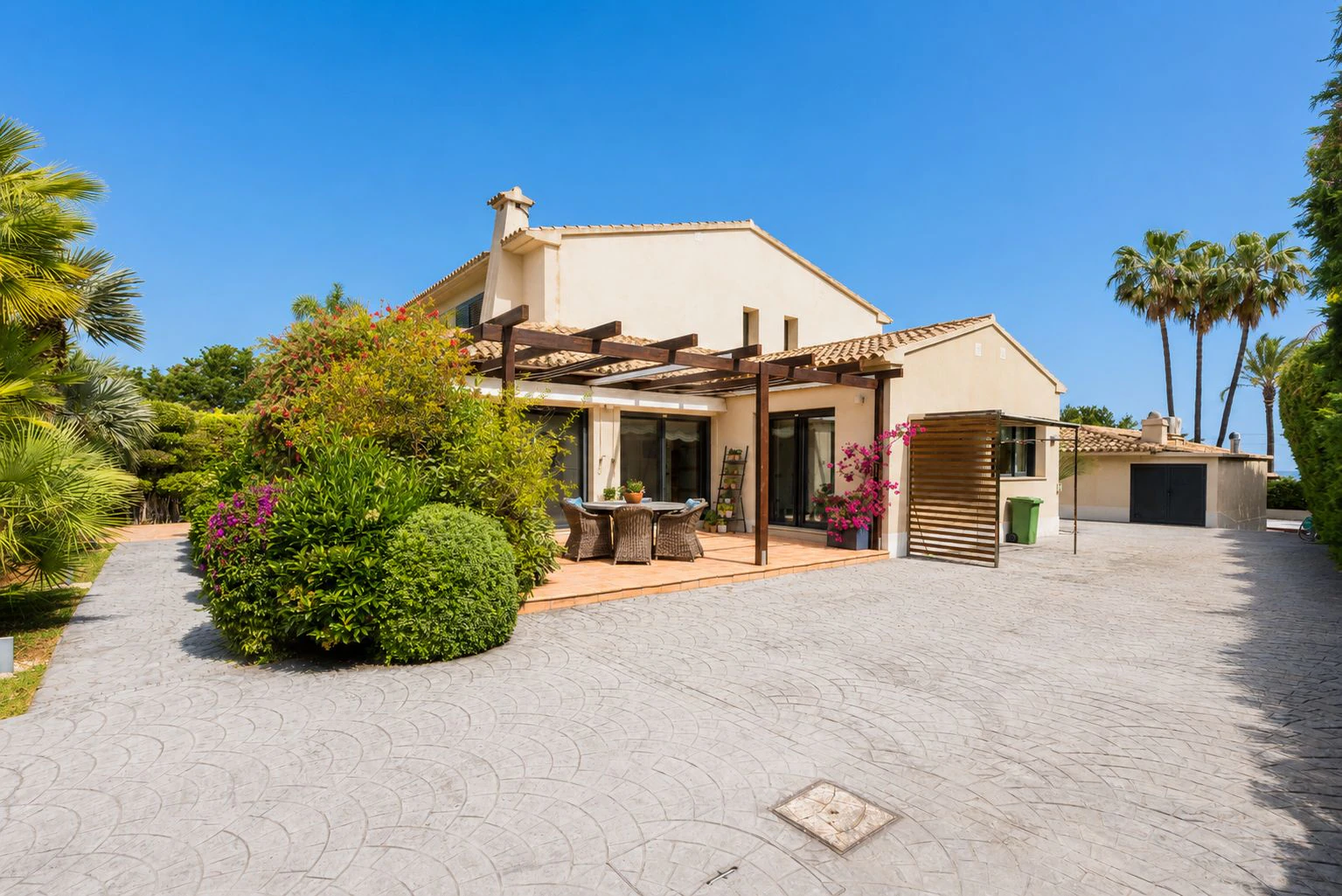 Villa exclusiva de estilo mediterráneo en primera línea en la Marineta Cassiana, Dénia