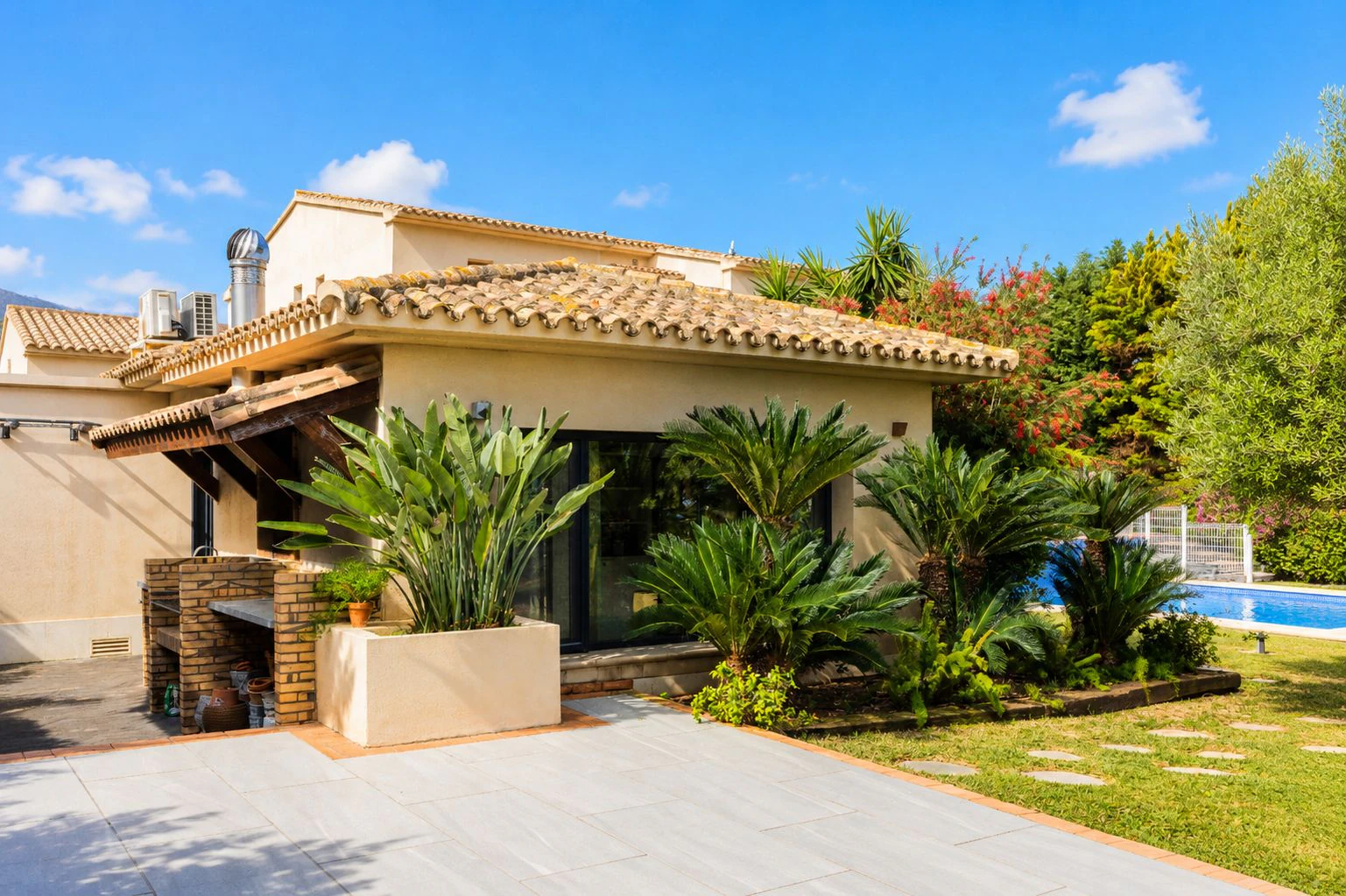 Villa exclusiva de estilo mediterráneo en primera línea en la Marineta Cassiana, Dénia