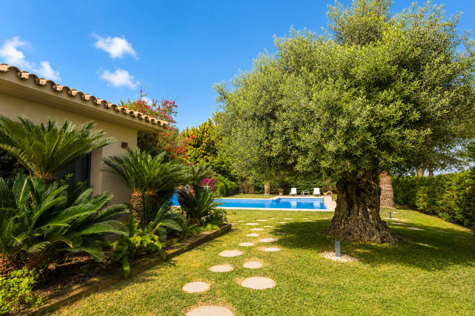 Villa exclusiva de estilo mediterráneo en primera línea en la Marineta Cassiana, Dénia
