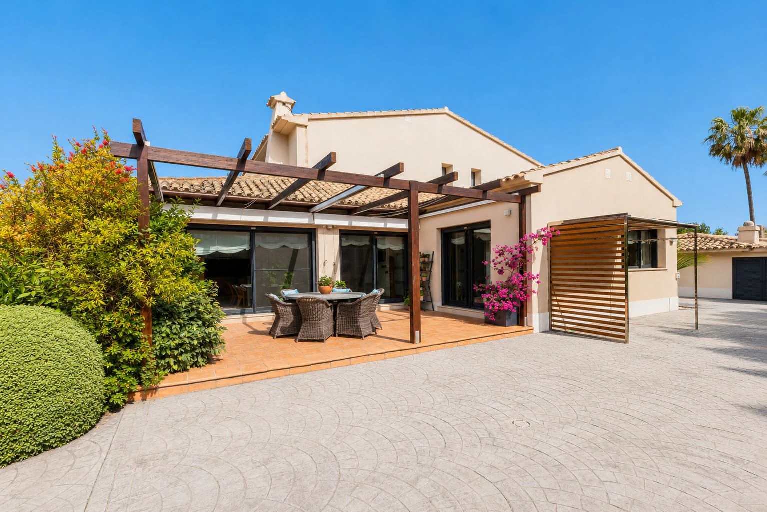 Villa exclusiva de estilo mediterráneo en primera línea en la Marineta Cassiana, Dénia