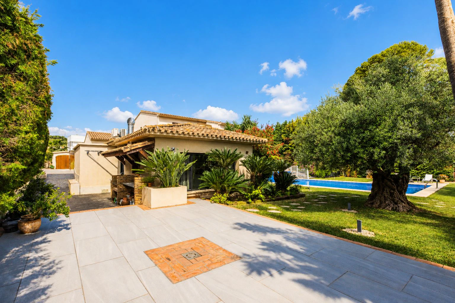 Villa exclusiva de estilo mediterráneo en primera línea en la Marineta Cassiana, Dénia