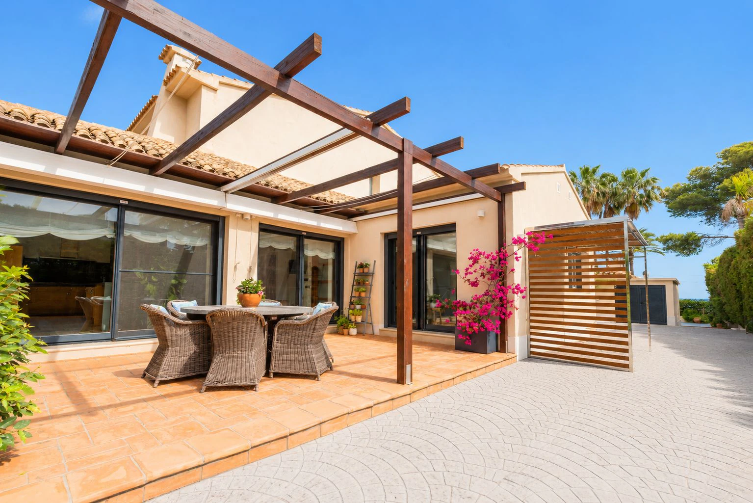 Villa exclusiva de estilo mediterráneo en primera línea en la Marineta Cassiana, Dénia