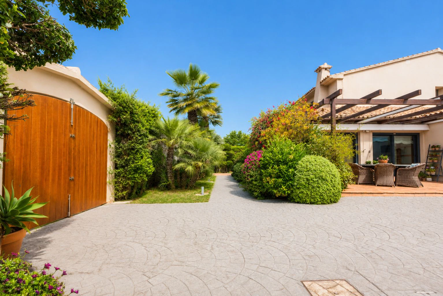Villa exclusiva de estilo mediterráneo en primera línea en la Marineta Cassiana, Dénia