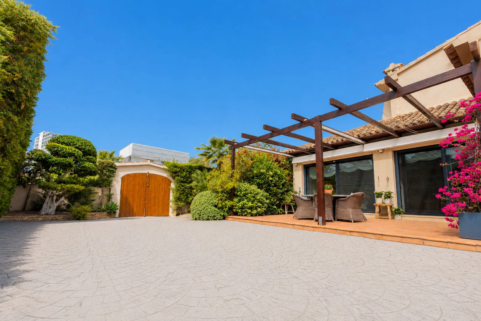 Villa exclusiva de estilo mediterráneo en primera línea en la Marineta Cassiana, Dénia